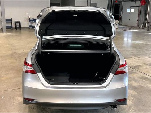 Used 2019 Toyota Camry XLE FWD image 5