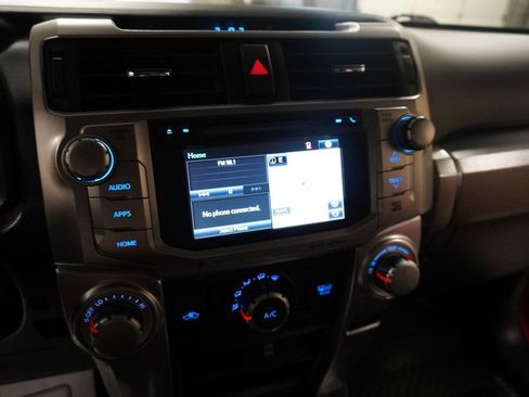 Used 2018 Toyota 4Runner SR5 AWD/4WD image 11
