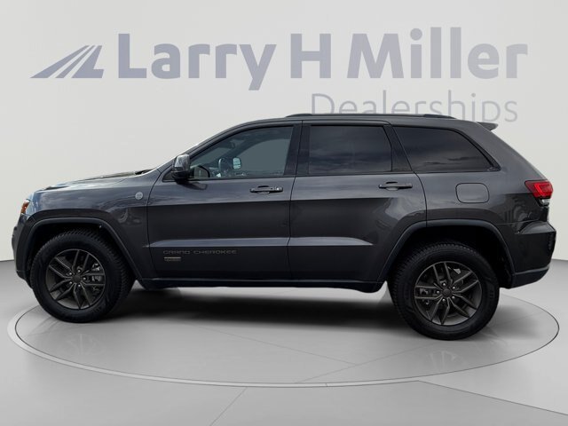 Used 2017 Jeep Grand Cherokee Laredo AWD/4WD image 2