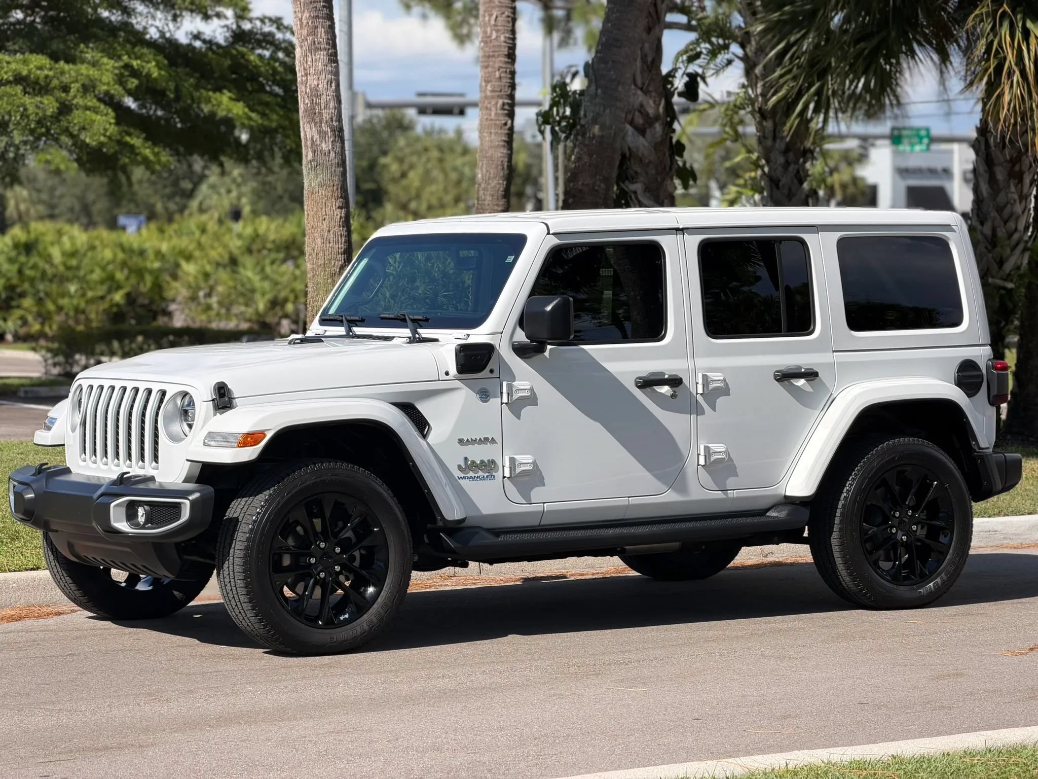 Used 2021 Jeep Wrangler Unlimited Sahara AWD/4WD image 9
