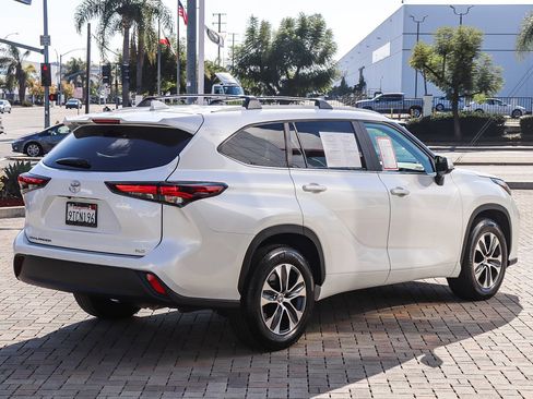 Used 2025 Toyota Highlander XLE image 7