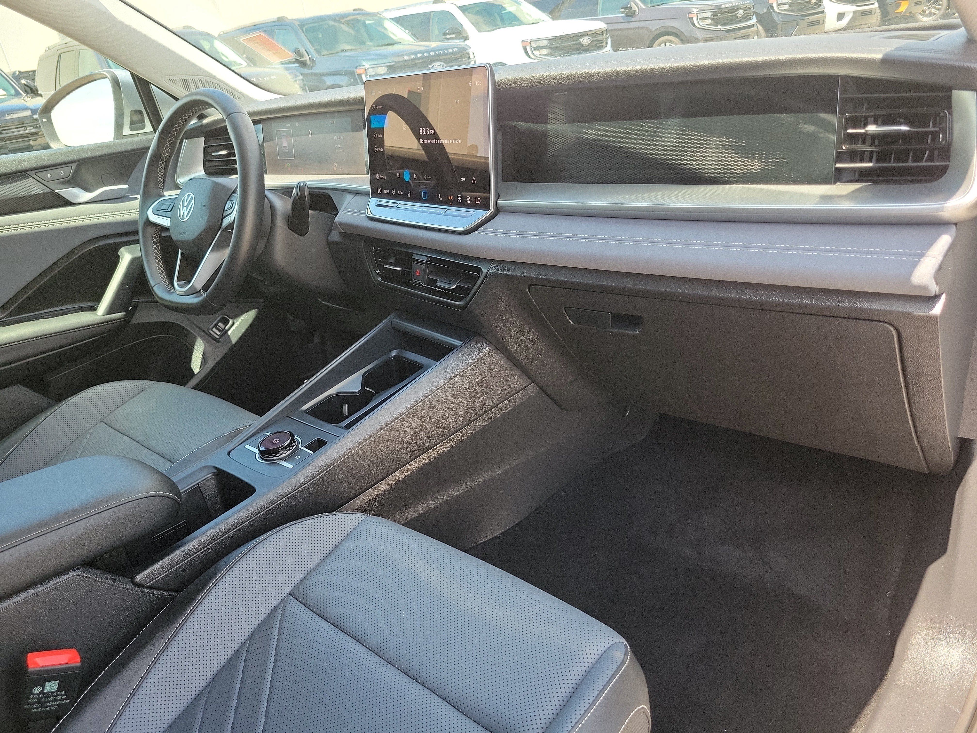 Used 2025 Volkswagen Tiguan SE FWD image 17