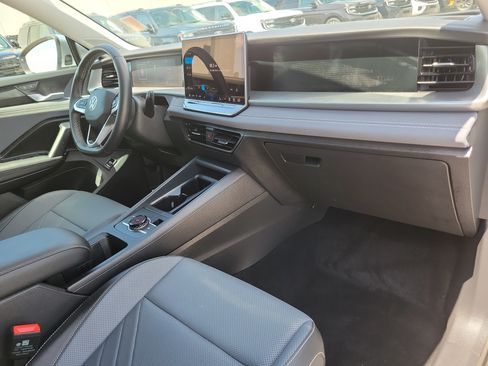 Used 2025 Volkswagen Tiguan SE FWD image 17