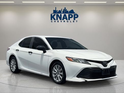 Used 2018 Toyota Camry LE FWD image 3