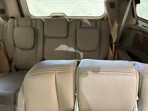 Used 2016 Chrysler Town & Country Touring-L w/ Driver Convenience Group FWD image 10