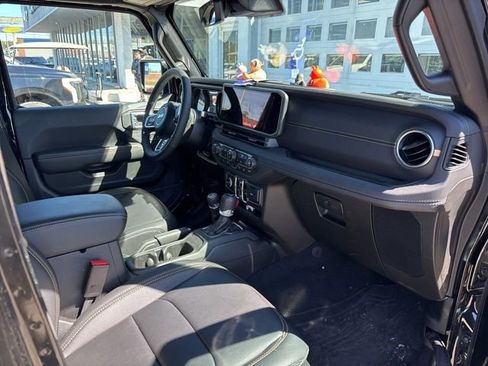 Used 2025 Jeep Wrangler Sahara image 13