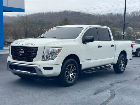 Used 2024 Nissan Titan SV image 3