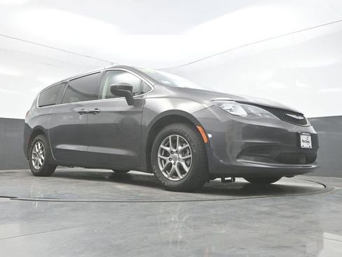 Used 2023 Chrysler Voyager LX image 31