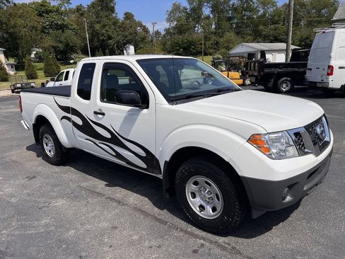 Used 2019 Nissan Frontier S RWD image 3