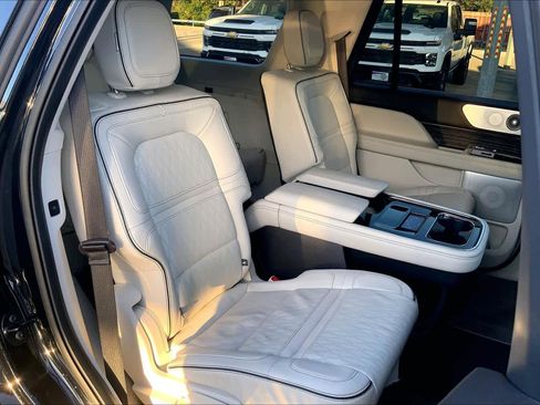Used 2022 Lincoln Navigator Black Label image 18