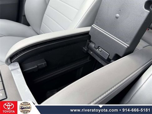 Used 2022 Toyota Highlander XLE image 25