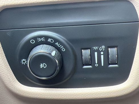 Used 2024 Jeep Grand Cherokee Limited w/ Luxury Tech Group II image 16