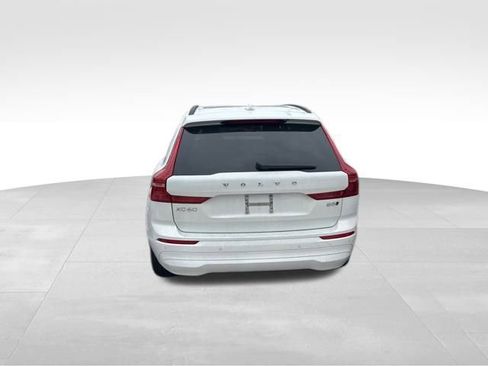 Used 2022 Volvo XC60 B5 Momentum image 4