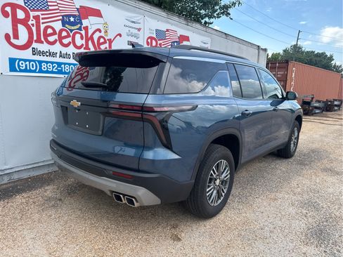 Used 2025 Chevrolet Traverse LT w/ Driver Confidence Package FWD image 3