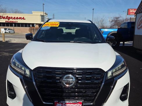 Used 2021 Nissan Kicks SR image 3