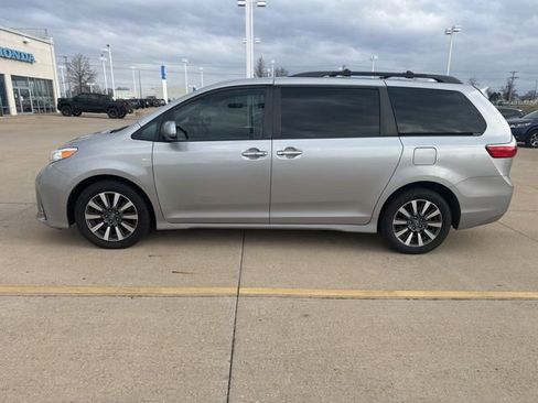 Used 2018 Toyota Sienna XLE w/ XLE Navigation Package image 7