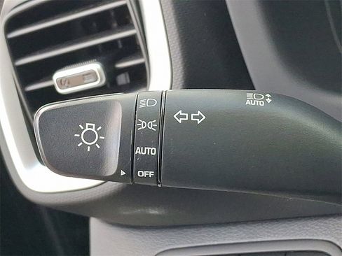 Used 2023 Hyundai Venue SEL image 27