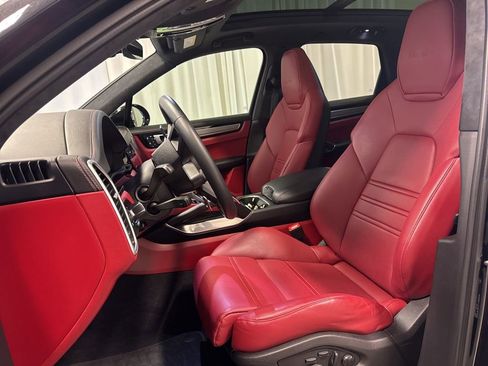 Certified 2023 Porsche Cayenne Turbo AWD/4WD image 5