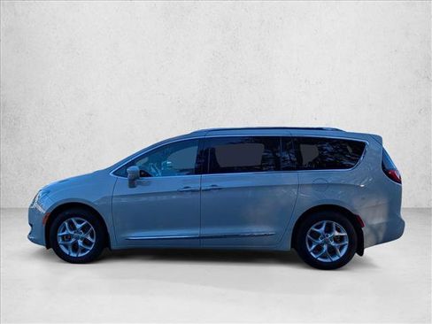 Used 2020 Chrysler Pacifica Touring-L image 3