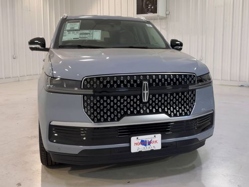 New 2026 Lincoln Navigator L Premier AWD/4WD image 4