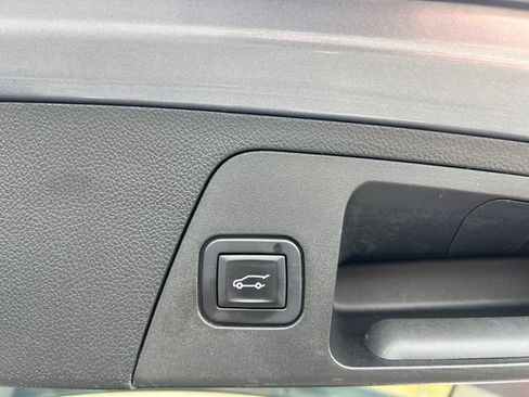 Used 2019 Buick Envision Essence FWD image 17