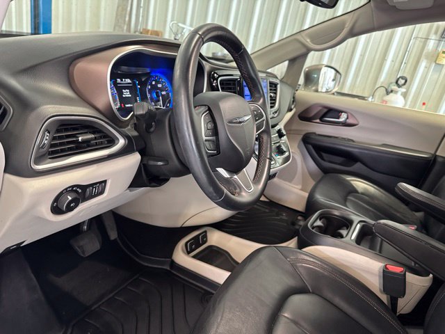 Used 2017 Chrysler Pacifica Touring-L FWD image 40