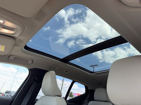 Used 2023 Volvo XC40 B4 Ultimate image 23