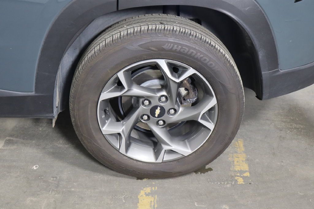 Used 2025 Chevrolet Trax LT w/ Sunroof Package FWD image 40