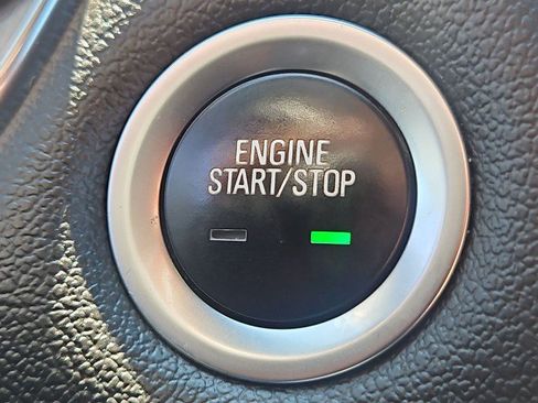 Used 2023 Chevrolet Traverse LT FWD image 16