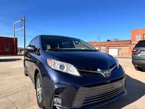 Used 2019 Toyota Sienna XLE w/ XLE Navigation Package image 3