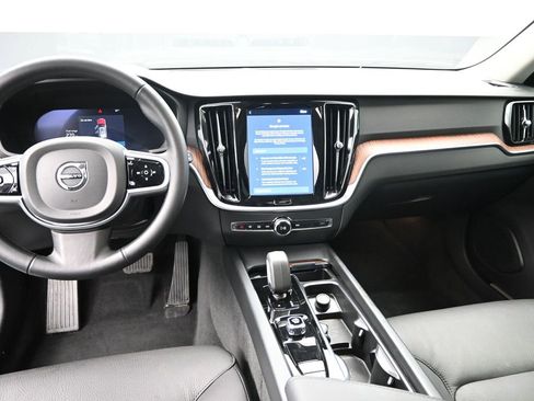 Used 2025 Volvo V60 B5 Cross Country Plus image 13