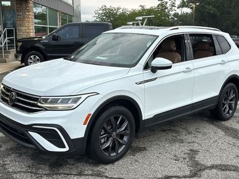 Used 2022 Volkswagen Tiguan SE w/ Panoramic Sunroof Package AWD/4WD image 2