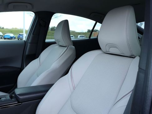 Used 2023 Toyota Prius XLE image 11