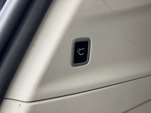 Used 2024 Chrysler Pacifica Touring-L image 10