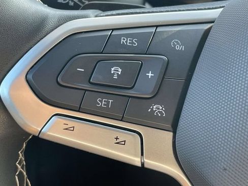 Certified 2024 Volkswagen Atlas Cross Sport SE FWD image 23