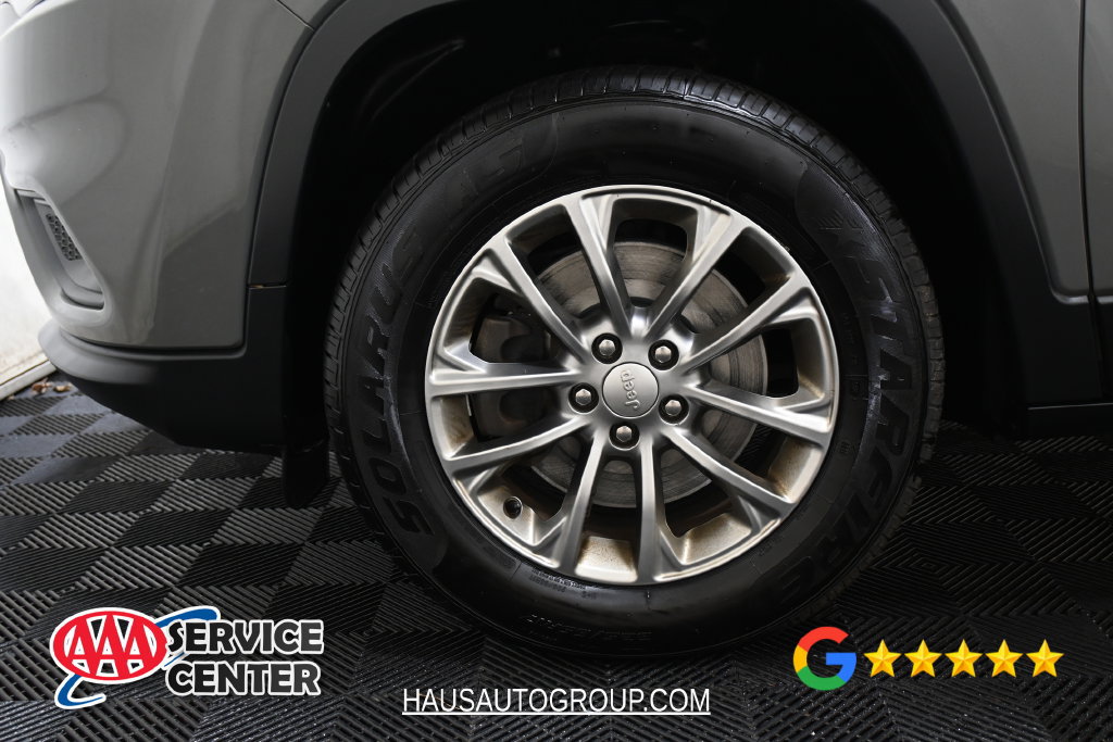 Used 2019 Jeep Cherokee Latitude Plus w/ Cold Weather Group AWD/4WD image 35