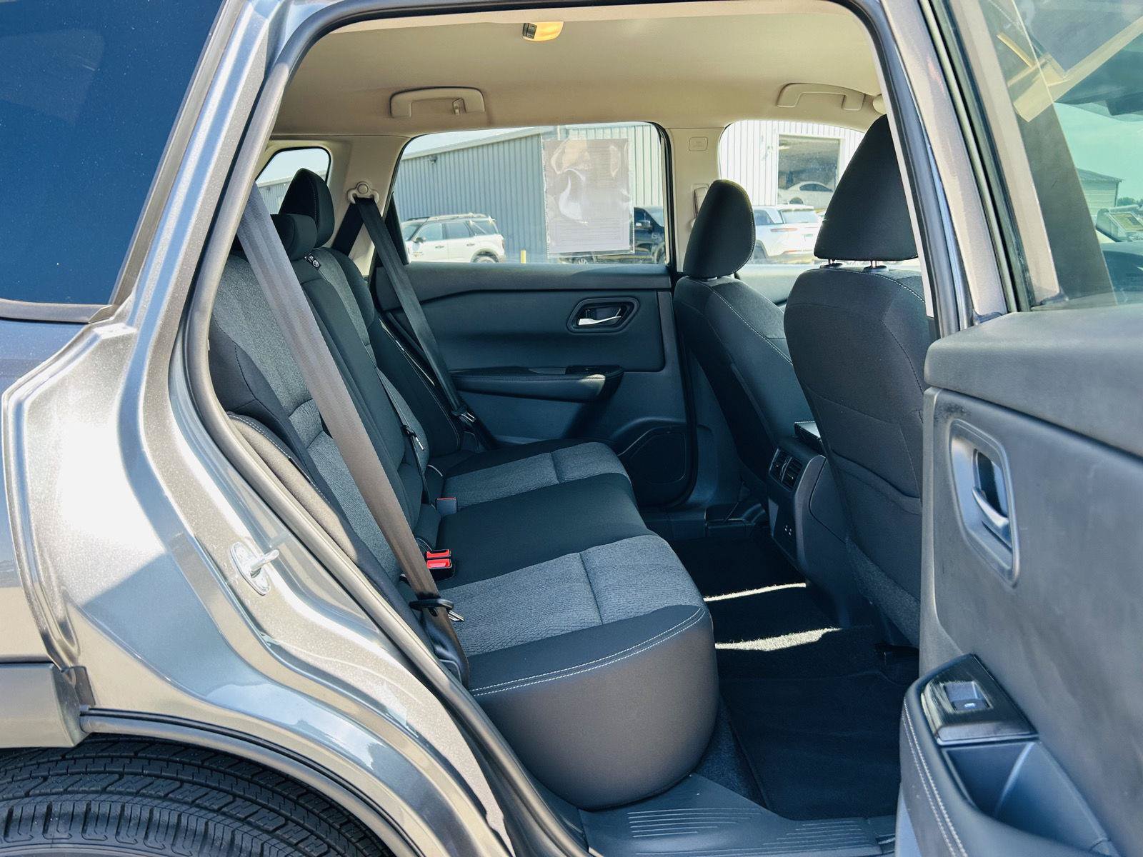 Used 2025 Nissan Rogue SV FWD image 28