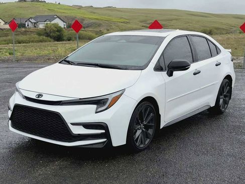 Used 2025 Toyota Corolla XSE FWD image 4