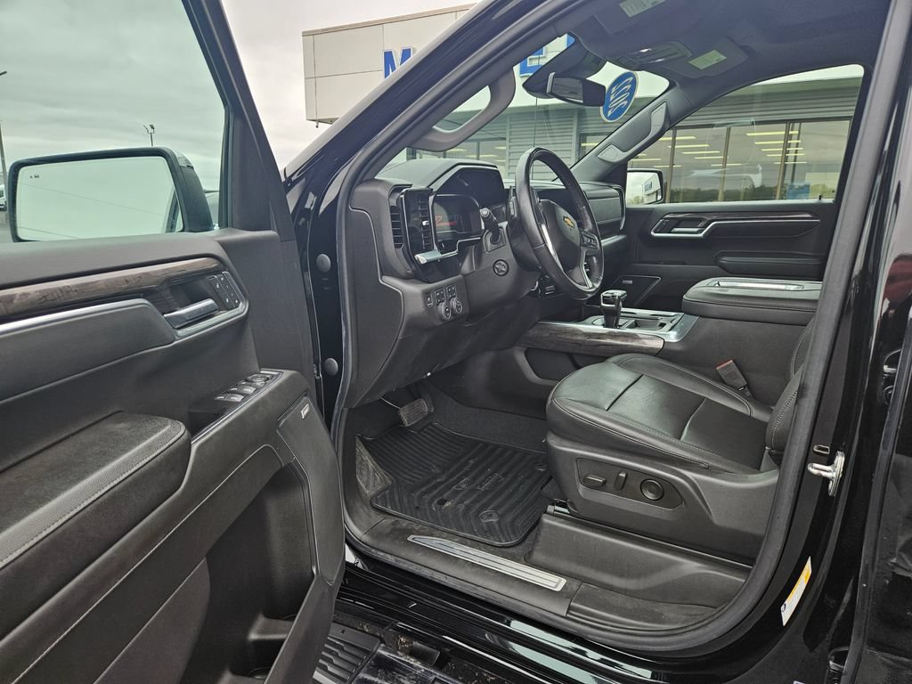 Used 2022 Chevrolet Silverado 1500 LTZ w/ Z71 Off-Road Package AWD/4WD image 14