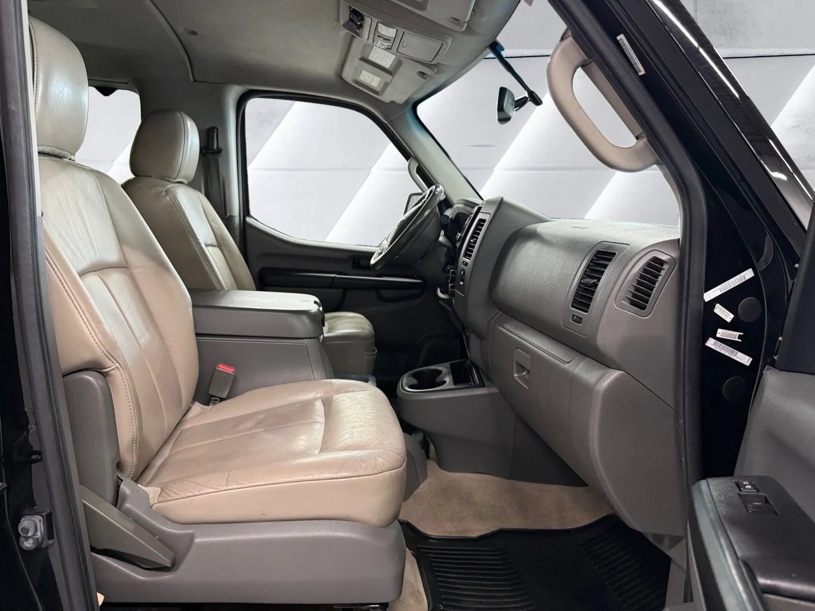 Used 2015 Nissan NV 3500 SL w/ Technology Package RWD image 17