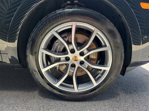 Used 2025 Porsche Cayenne image 12