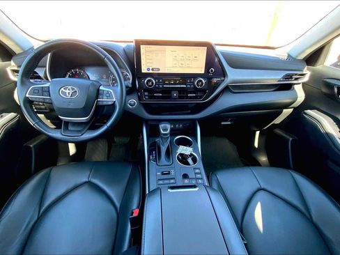 Certified 2023 Toyota Highlander XLE image 12