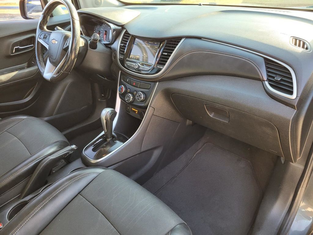 Used 2019 Chevrolet Trax LT w/ LT Convenience Package FWD image 8