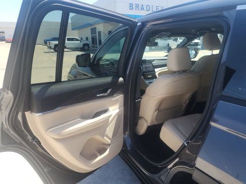 Used 2024 Jeep Grand Cherokee Limited image 20