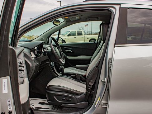 Used 2017 Chevrolet Trax LT w/ LT Convenience Package image 12