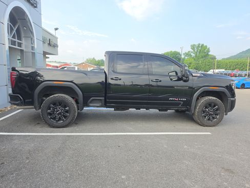 Used 2026 GMC Sierra 2500 AT4 AWD/4WD image 2