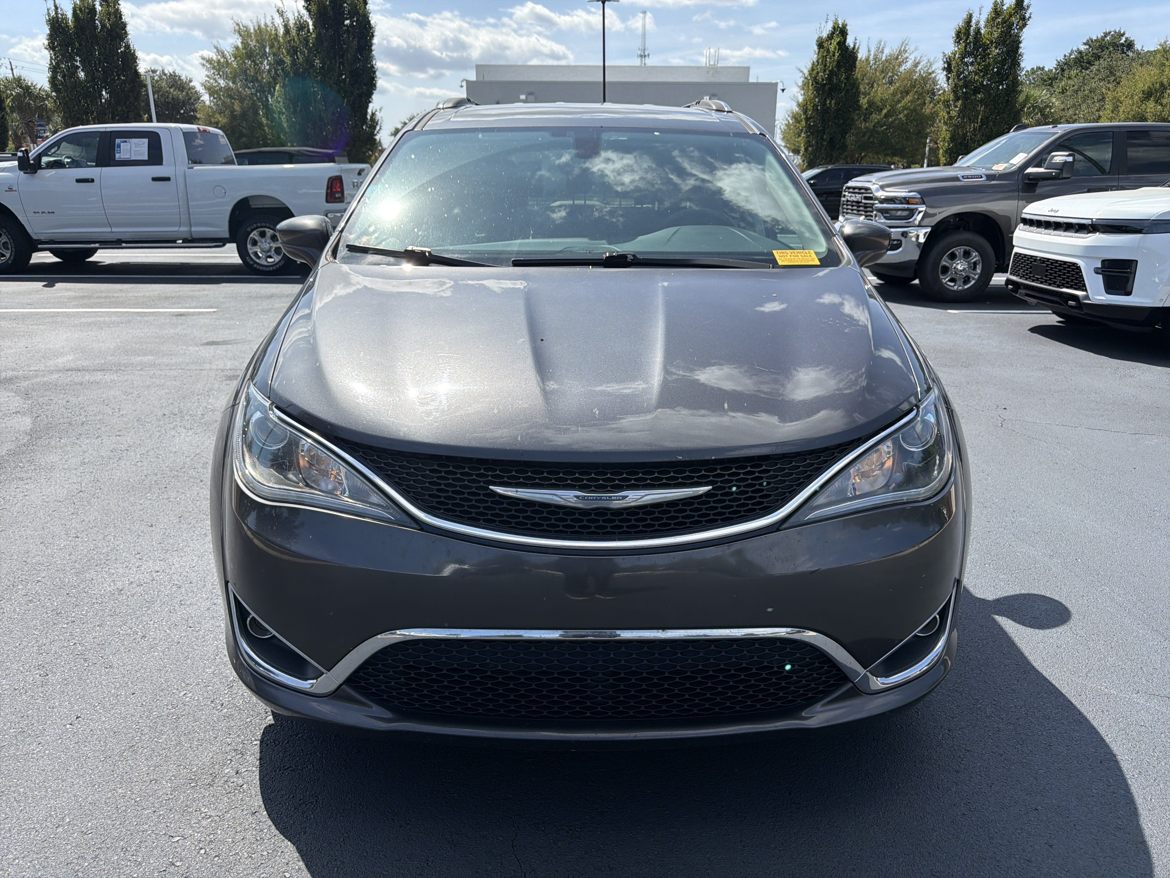 Used 2018 Chrysler Pacifica Touring-L FWD image 3