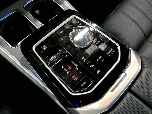 Used 2025 BMW 760i xDrive image 37