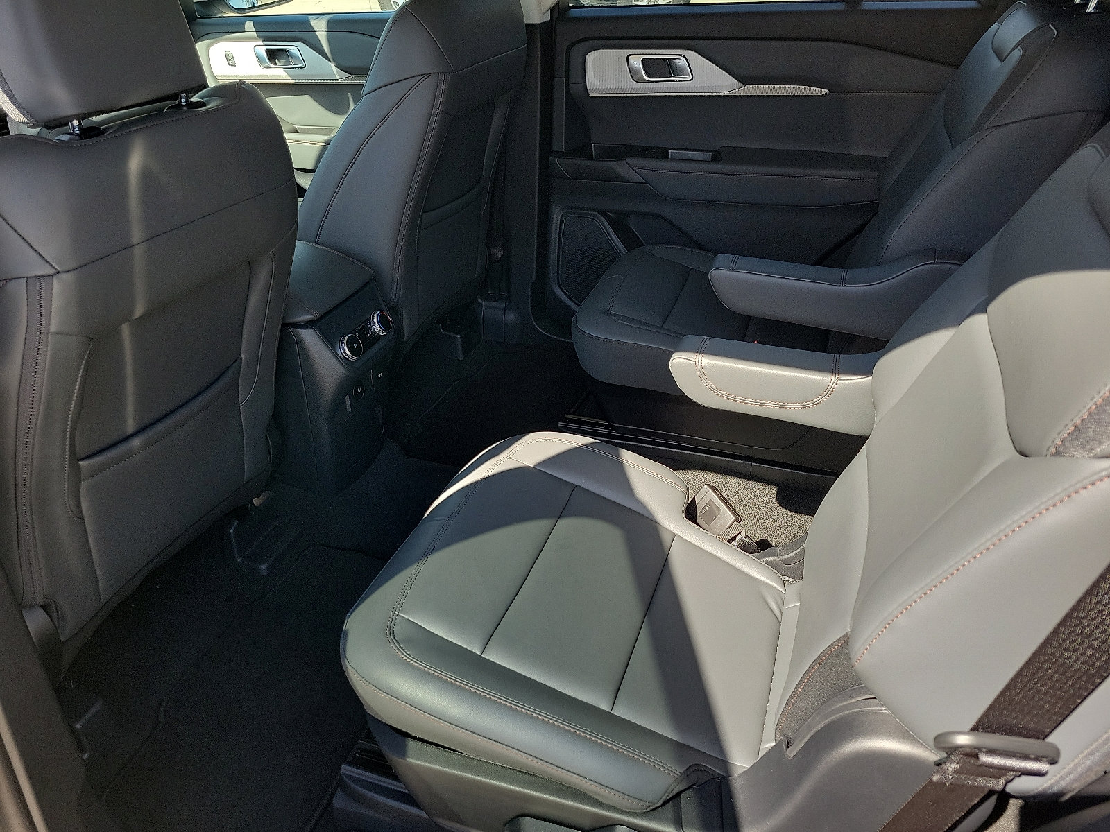 Used 2026 Ford Explorer Active w/ Active Comfort Package RWD image 16