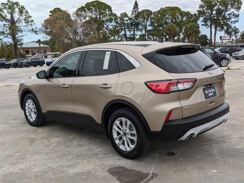 Used 2020 Ford Escape SE image 6